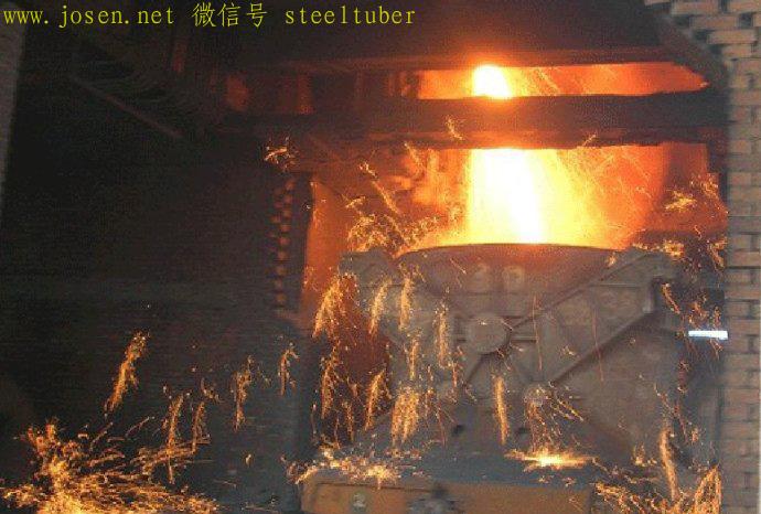 鐵水注入到鐵水包內(nèi)，運輸去煉鋼廠，或送到鑄鐵機.jpg